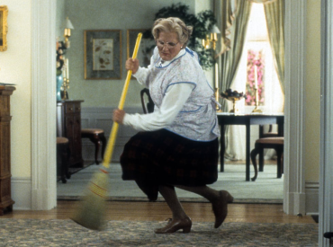 Still uit 'Miss Doubtfire' waarop ze aan het vegen is