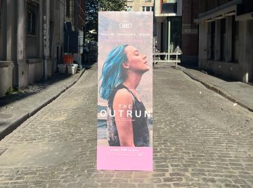 Kartonnen staander van The Outrun